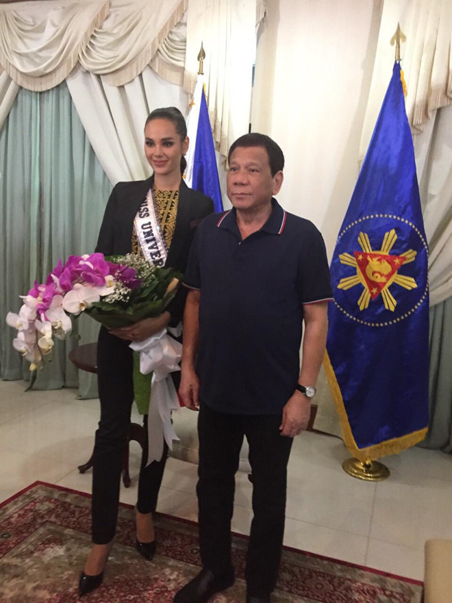 Tân Hoa hậu Hoàn vũ được Tổng thống Philippines đón tiếp khi về nước ảnh 2 Tan Hoa hau Hoan vu duoc Tong thong Philippines don tiep khi ve nuoc hinh anh 2