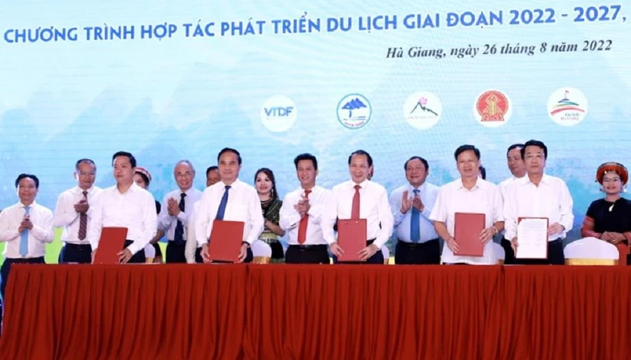 Đại diện 6 tỉnh Việt Bắc ký kết chương trình hợp tác phát triển du lịch giai đoạn 2022 - 2027