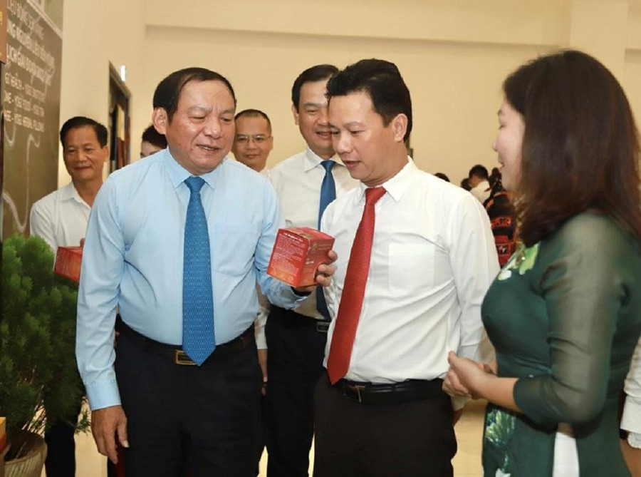 Ông Nguyễn Văn Hùng, Bộ trưởng Bộ Văn hóa, Thể thao và Du lịch thăm quan gian trưng bày sản phẩm