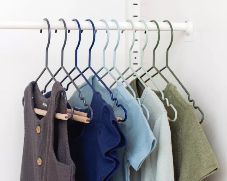 Bạn có thể tạo ra những chiếc móc treo có nhiều sắc thái tuyệt đẹp để giúp bạn chọn quần áo thật phong cách. (Ảnh: ITN). Bạn có thể tạo ra những chiếc móc treo có nhiều sắc thái tuyệt đẹp để giúp bạn chọn quần áo thật phong cách. (Ảnh: ITN).