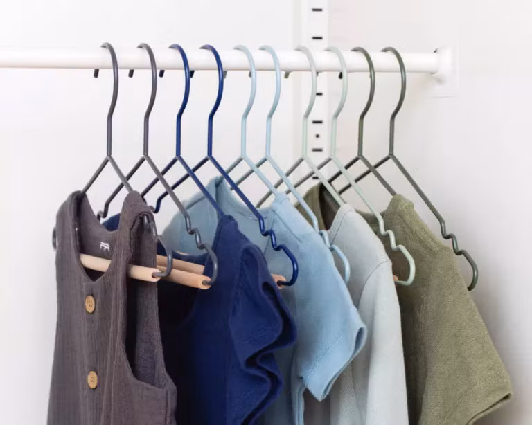 Bạn có thể tạo ra những chiếc móc treo có nhiều sắc thái tuyệt đẹp để giúp bạn chọn quần áo thật phong cách. (Ảnh: ITN).