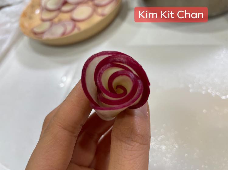 Hoa hồng làm từ củ cải. Hoa hồng làm từ củ cải.