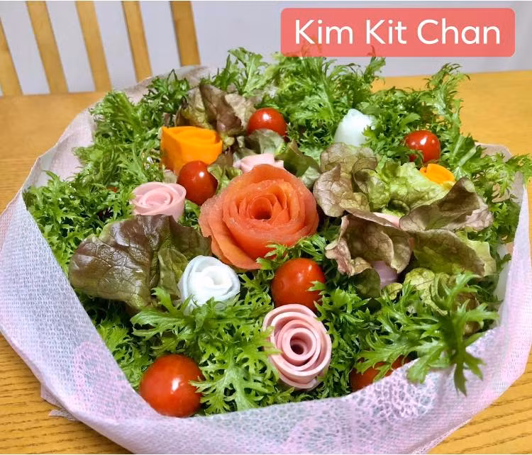 Thành phẩm bó salad hoa ăn được.