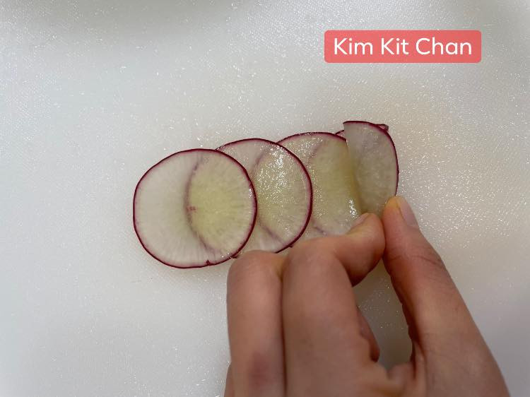 Xếp đan xen củ cải đỏ và cuộn lại là thành hoa hồng. Xếp đan xen củ cải đỏ và cuộn lại là thành hoa hồng.