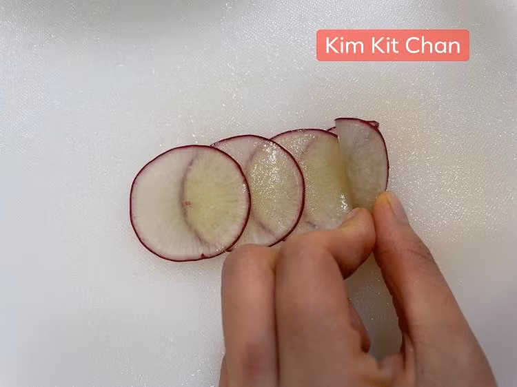 Xếp đan xen củ cải đỏ và cuộn lại là thành hoa hồng.