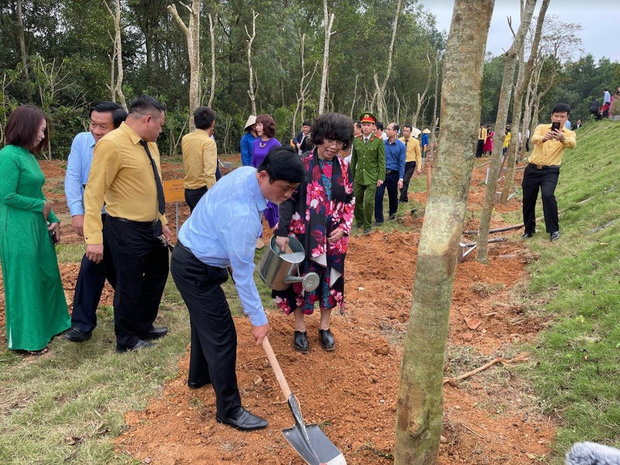 Đồng chí Thái Thanh Quý, Ủy viên Ban Chấp hành Trung ương Đảng, Bí thư Đảng ủy tham ia trồng cây tại Đền thờ gia tiên Hồ Chủ tịch. Đồng chí Thái Thanh Quý, Ủy viên Ban Chấp hành Trung ương Đảng, Bí thư Đảng ủy tham ia trồng cây tại Đền thờ gia tiên Hồ Chủ tịch.