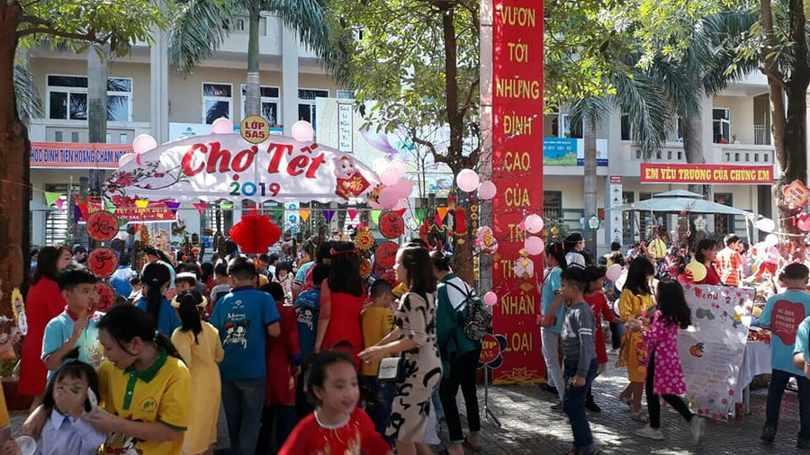 Phụ huynh và các em học sinh hào hứng với "Chợ Tết" 2019 Phụ huynh và các em học sinh hào hứng với "Chợ Tết" 2019