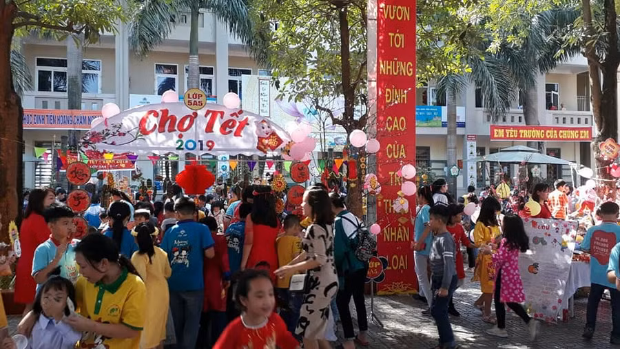 Phụ huynh và các em học sinh hào hứng với "Chợ Tết" 2019 Phụ huynh và các em học sinh hào hứng với "Chợ Tết" 2019