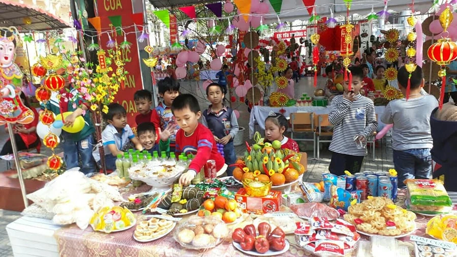 Các em học sinh hào hứng bày biện gian hàng