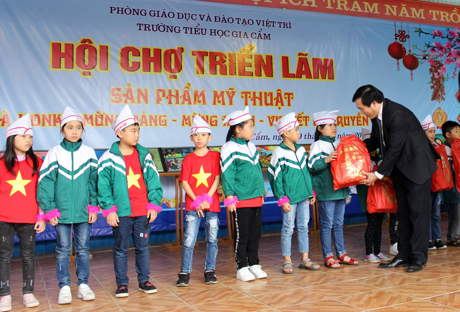 Ông Nguyễn Minh Tường, Giám đốc Sở GD&ĐT Phú Thọ trao quà Tết cho học sinh nghèo vượt khó của trường.