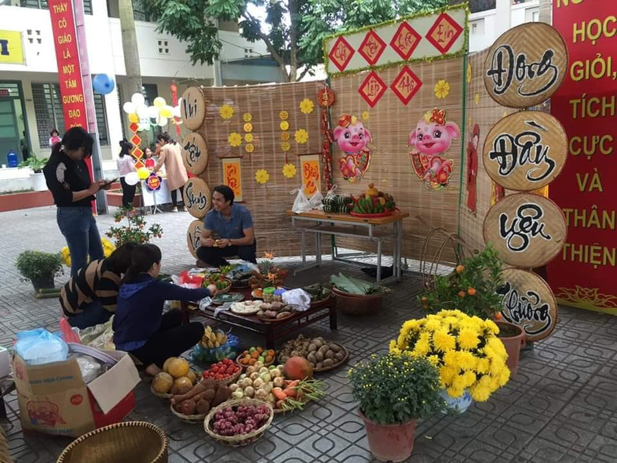 Các sản phẩm truyền thống như: rau, củ quả được trưng bày tại chợ Các sản phẩm truyền thống như: rau, củ quả được trưng bày tại chợ