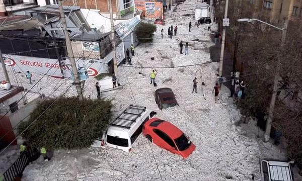 Xe cộ mắc kẹt giữa băng đá. Nhiều phương tiện phải di chuyển rất khó khăn, trong khi nhiều chiếc xe “chết cứng” giữa đường.&nbsp;Ảnh: AFP/Getty