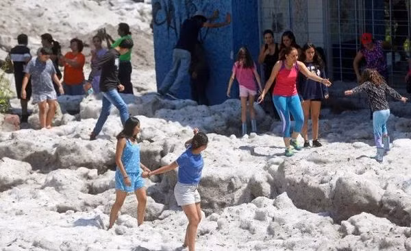 Mọi người ngạc nhiên nhưng những đứa trẻ tỏ ra thích thú trước hiện tượng thiên nhiên hiếm gặp này. Ảnh: The Sun