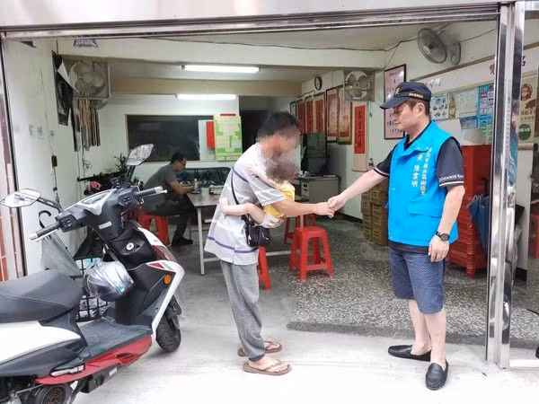 Bố của đứa trẻ tới đồn cảnh sát xin lỗi sau vụ việc.