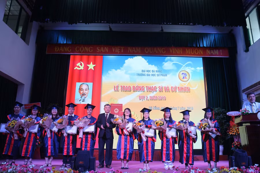 Các cử nhân xuất sắc nhận hoa từ ban lãnh đạo trường ĐHSP Đà Nẵng 