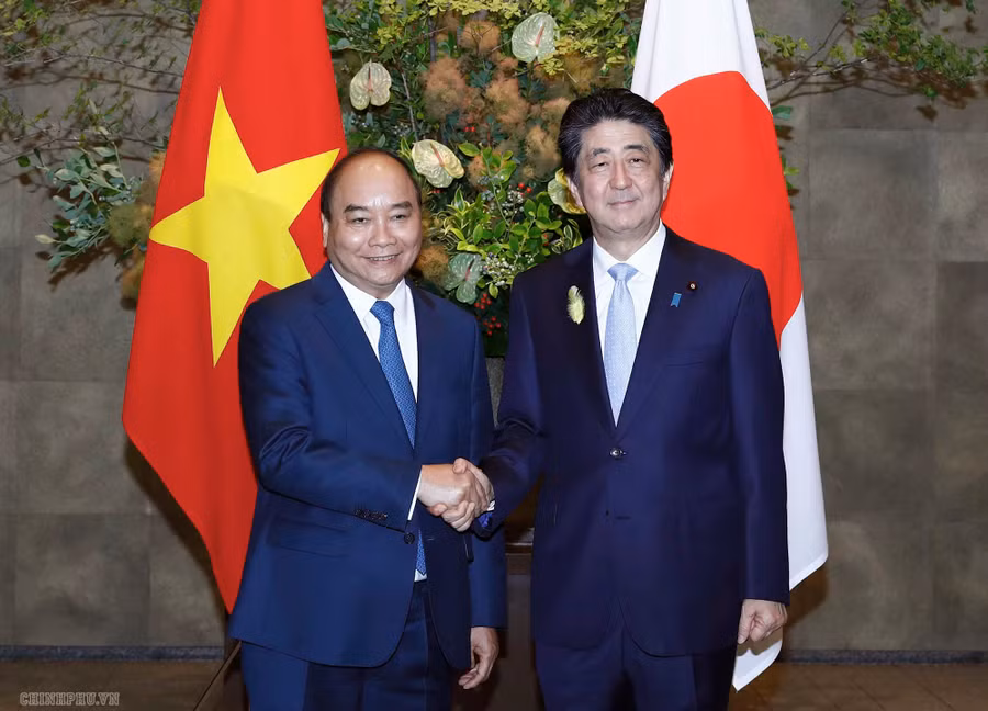 Thủ tướng Nguyễn Xuân Phúc và Thủ tướng Nhật Bản Abe Shinzo. Ảnh: VGP/Quang Hiếu.