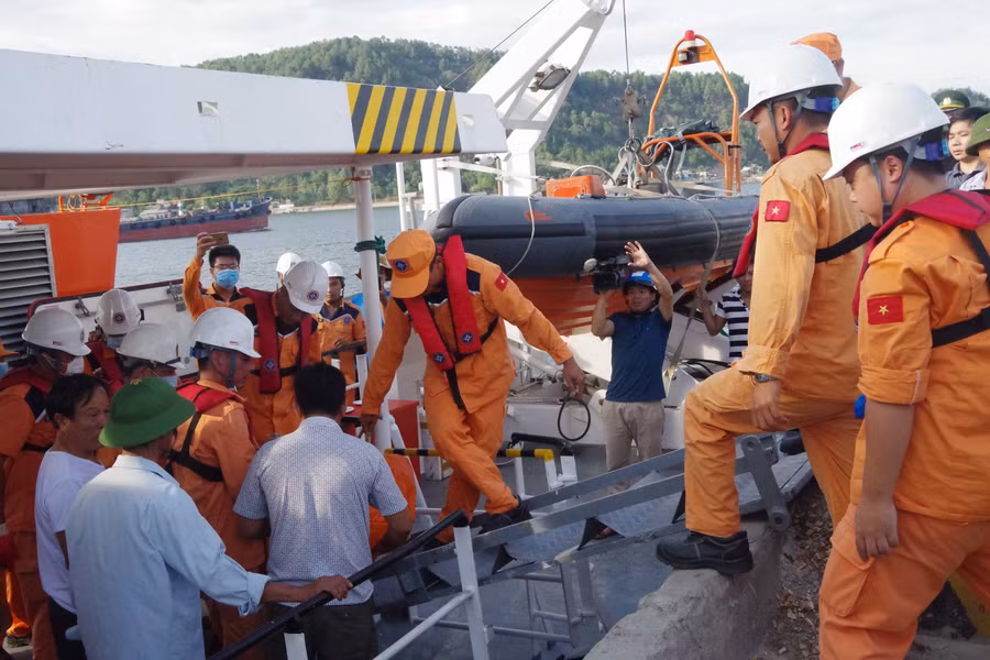 Thi thể ngư dân Nguyễn Văn Hòa được đưa lên bờ để và đưa về quê nhà