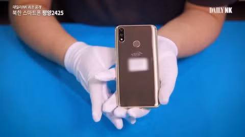 Trieu Tien khoe dien thoai thong minh hien dai nhu My