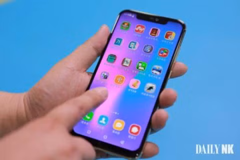 Trieu Tien khoe dien thoai thong minh hien dai nhu My