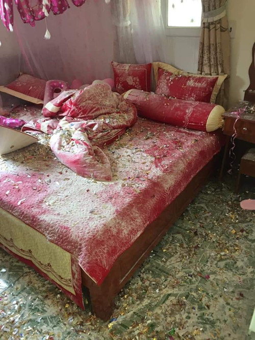 Chiếc giường cưới đầy bột mì và bột giặt.