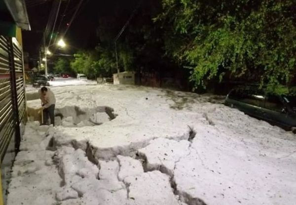 Trận mưa đá có 1-0-2 khiến thành phố biến thành sông băng chỉ sau một đêm ảnh 5 Người đàn ông dùng xẻng dọn lớp băng dày trên đường. Ảnh: The Sun