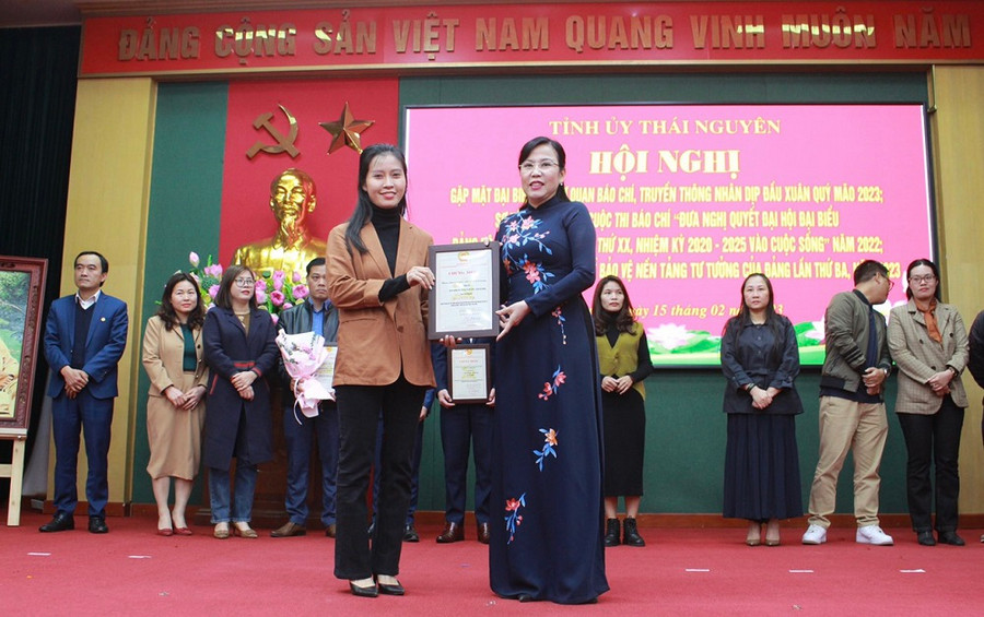 Bí thư Tỉnh ủy Thái Nguyên Nguyễn Thanh Hải trao giải thưởng cho tác giả và nhóm tác giả đoạt giải tại cuộc thi. Bí thư Tỉnh ủy Thái Nguyên Nguyễn Thanh Hải trao giải thưởng cho tác giả và nhóm tác giả đoạt giải tại cuộc thi.