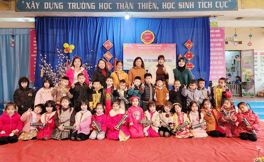 Học sinh trường Mầm non Trung Lương tham gia trải nghiệm chương trình Xuân ấm áp tình thương. Học sinh trường Mầm non Trung Lương tham gia trải nghiệm chương trình Xuân ấm áp tình thương.