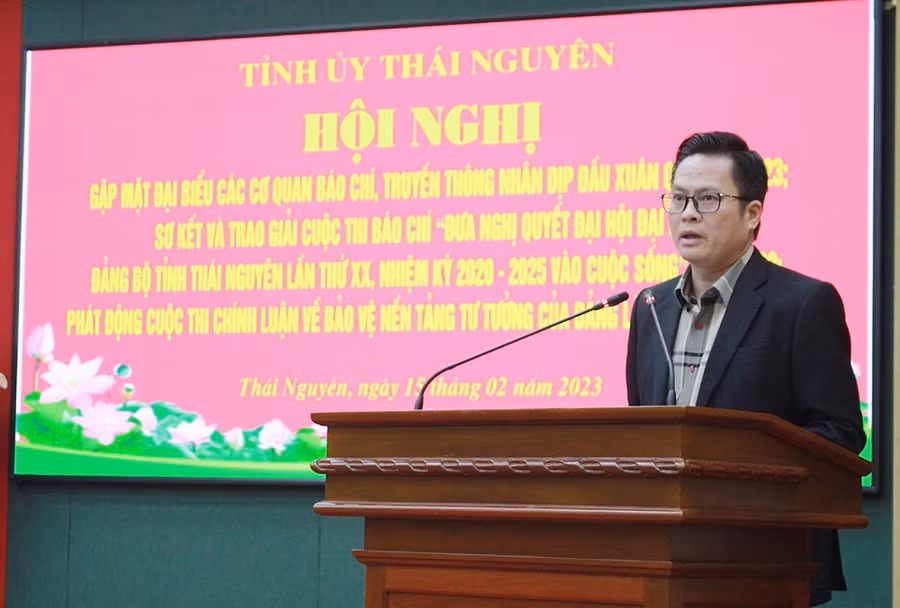 Lãnh đạo Đài Phát thanh và Truyền hình Thái Nguyên tham luận tại Hội nghị.