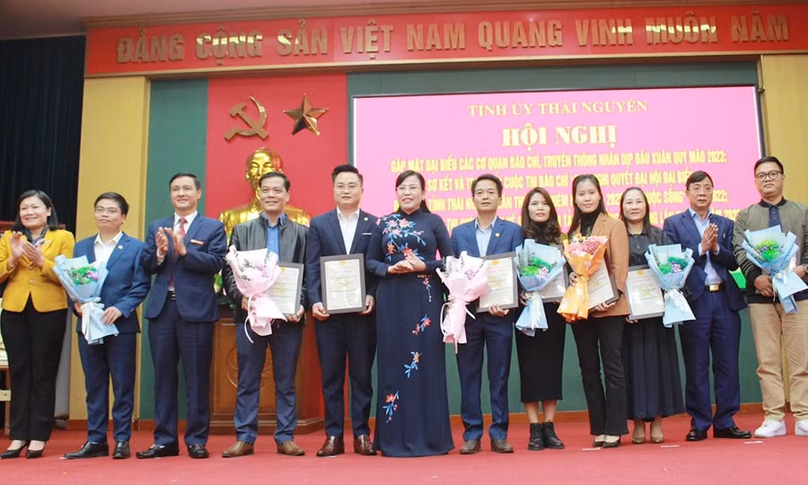 Trao giải cuộc thi Đưa Nghị quyết Đại hội đại biểu Đảng bộ tỉnh vào cuộc sống.