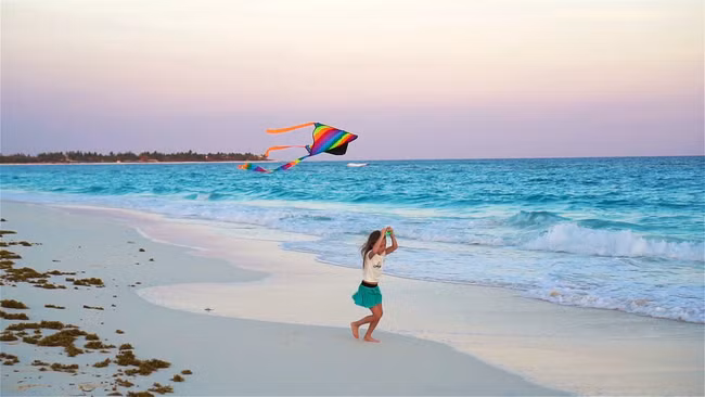 Lợi ích bất ngờ khi thường xuyên cho trẻ ra biển chơi