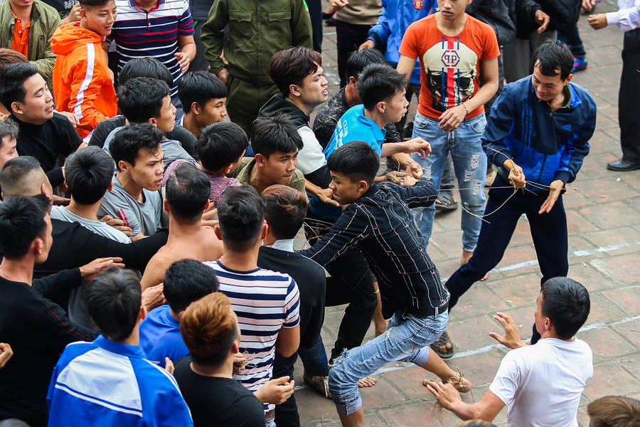 Chính vì thế, người dân trong làng và vùng ven đến hội rất đông.