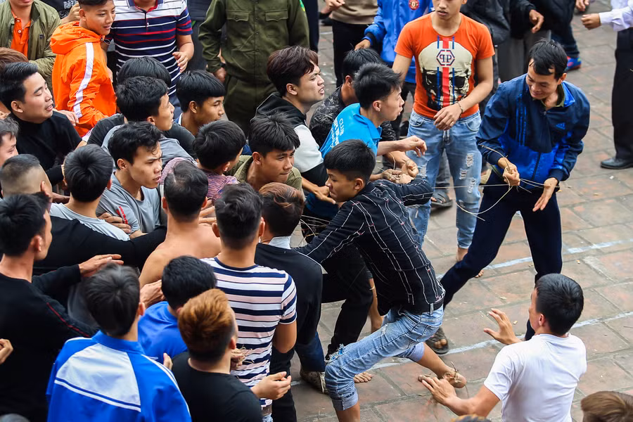 Chính vì thế, người dân trong làng và vùng ven đến hội rất đông.