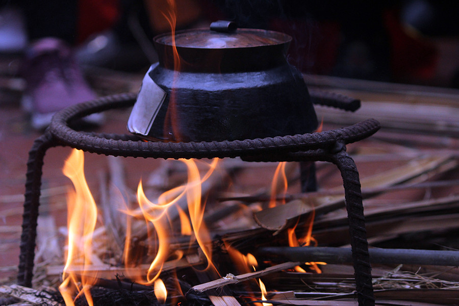 Tiếp đó, các đội cho gạo vào niêu để thổi cơm giữa sân đình. Tất cả các khâu thổi cơm sẽ được ban tổ chức giám sát chặt chẽ, nếu đội nào vi phạm luật sẽ bị ban tổ chức loại khỏi cuộc thi.