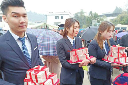 Tỷ phú mang máy bay về làng chở các bô lão du Xuân ảnh 5 Khi còn nhỏ Trịnh Đại Khánh rất nghèo. Ông tham gia quân đội thời trẻ, sau khi giải ngũ thì về quê làm nông. Sau đó, ông sang Urumqi (khu tự trị Tân Cương) khởi nghiệp khi trong người chỉ có 2 xu và một chiếc chănquân đội cũ sờn.