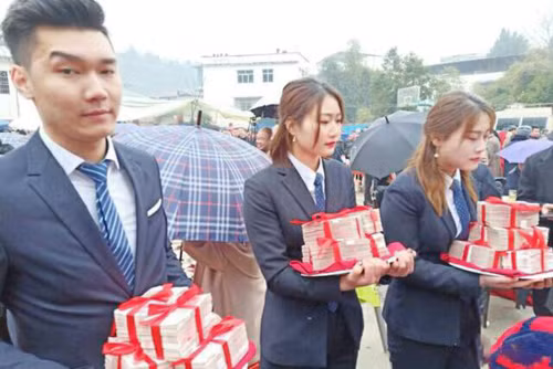 Tỷ phú mang máy bay về làng chở các bô lão du Xuân ảnh 5 Khi còn nhỏ Trịnh Đại Khánh rất nghèo. Ông tham gia quân đội thời trẻ, sau khi giải ngũ thì về quê làm nông. Sau đó, ông sang Urumqi (khu tự trị Tân Cương) khởi nghiệp khi trong người chỉ có 2 xu và một chiếc chănquân đội cũ sờn.