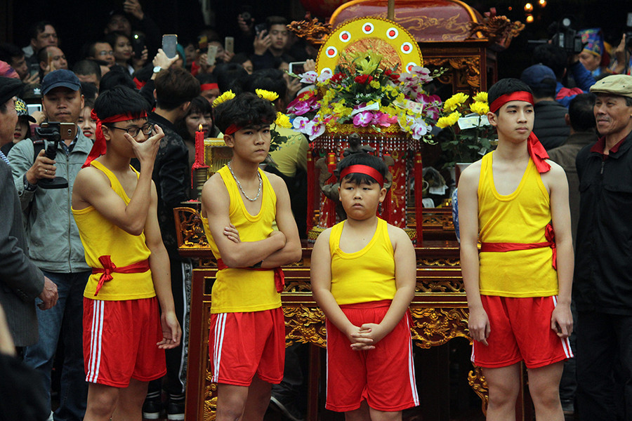 Cả 4 đội tương ứng với 4 giáp tham gia lễ hội và phải cử ra một thiếu niên tham gia thi chạy đến bờ sông Nhuệ để lấy nước về nấu cơm. Tuy nhiên để đảm bảo nước sạch, Ban tổ chức đã chuẩn bị sẵn nước cho các đội.