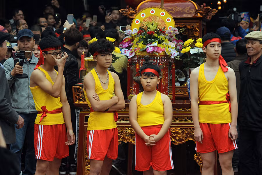 Cả 4 đội tương ứng với 4 giáp tham gia lễ hội và phải cử ra một thiếu niên tham gia thi chạy đến bờ sông Nhuệ để lấy nước về nấu cơm. Tuy nhiên để đảm bảo nước sạch, Ban tổ chức đã chuẩn bị sẵn nước cho các đội.