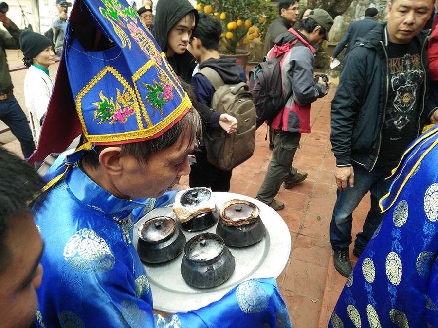 Thời gian thi kết thúc, trọng tài là các bô lão trong làng lần lượt đi thu niêu cơm của các đội và đưa vào bên trong đình để chấm điểm. Căn cứ vào mùi thơm, độ trắng, độ dẻo của hạt cơm để đánh giá nhận xét niêu cơm ngon nhất, sau đó, niêu cơm ngon sẽ được đưa lên bàn thờ để cúng Thành hoàng làng. Thời gian thi kết thúc, trọng tài là các bô lão trong làng lần lượt đi thu niêu cơm của các đội và đưa vào bên trong đình để chấm điểm. Căn cứ vào mùi thơm, độ trắng, độ dẻo của hạt cơm để đánh giá nhận xét niêu cơm ngon nhất, sau đó, niêu cơm ngon sẽ được đưa lên bàn thờ để cúng Thành hoàng làng.