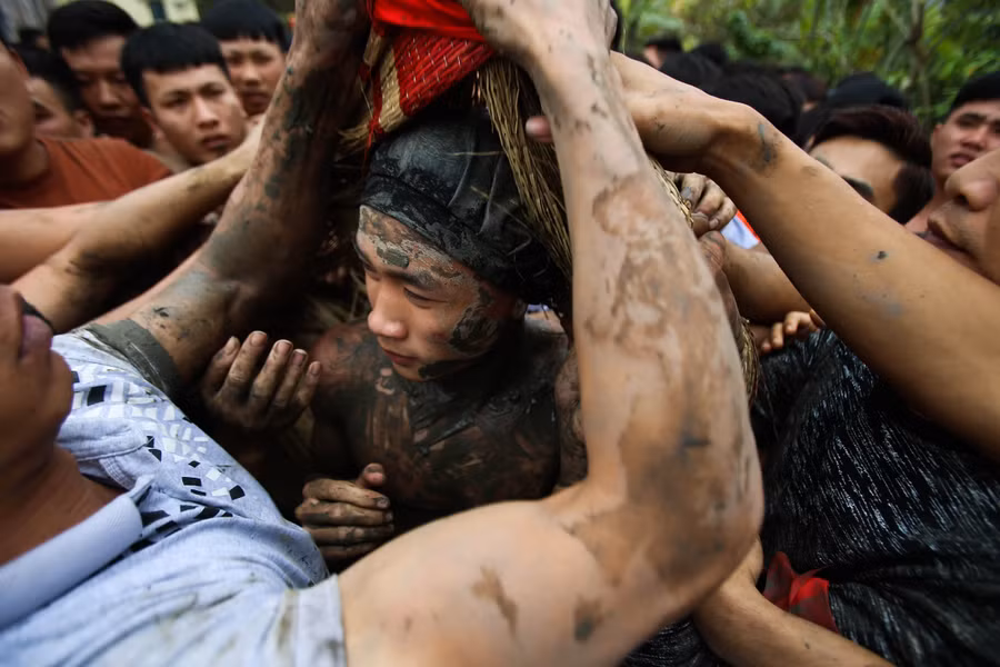 Chiếc chiếu cói chụp lên đầu mỗi Bụt, trên đỉnh là bó mạ non xanh mướt.