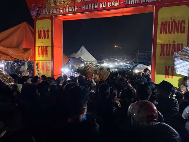 Tất cả tạo nên một mớ hỗn độn ở chợ Viềng