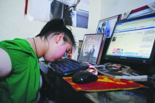 Qianjin có nguồn thu trong việc viết tiểu thuyếttừ năm 2011 đã có thể tự mua cho mình một bộ máy tính sạch sẽ. Ảnh: China Times. Qianjin có nguồn thu trong việc viết tiểu thuyếttừ năm 2011 đã có thể tự mua cho mình một bộ máy tính sạch sẽ. Ảnh: China Times.