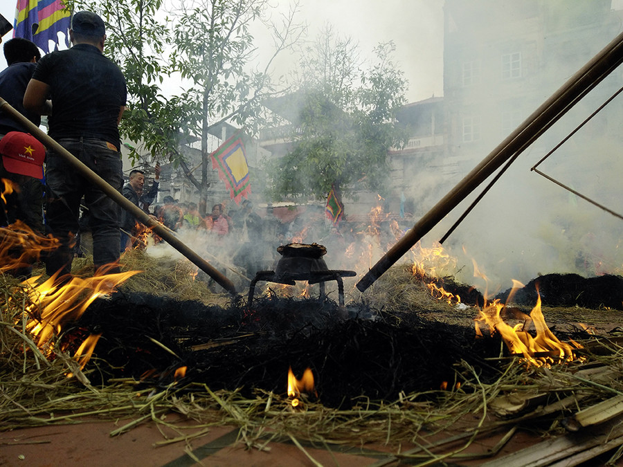 Sau khi niêu cơm cạn nước, các đội sẽ đun rơm xung quanh để ủ niêu cơm khoảng 20 phút cho cơm thật chín. Sau khi niêu cơm cạn nước, các đội sẽ đun rơm xung quanh để ủ niêu cơm khoảng 20 phút cho cơm thật chín.
