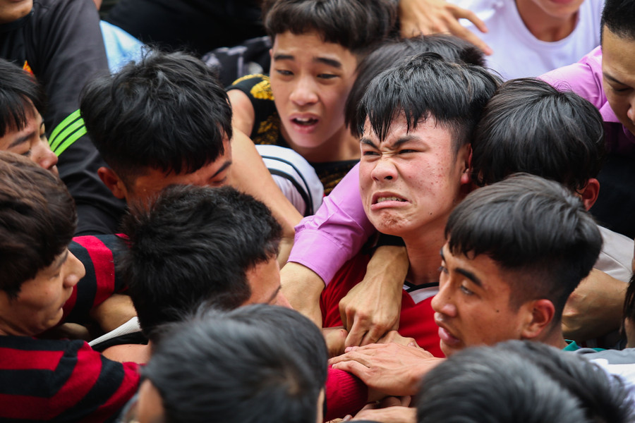 Nhiều người tỏ ra mệt mỏi trong đám đông.