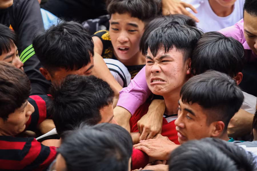 Nhiều người tỏ ra mệt mỏi trong đám đông.