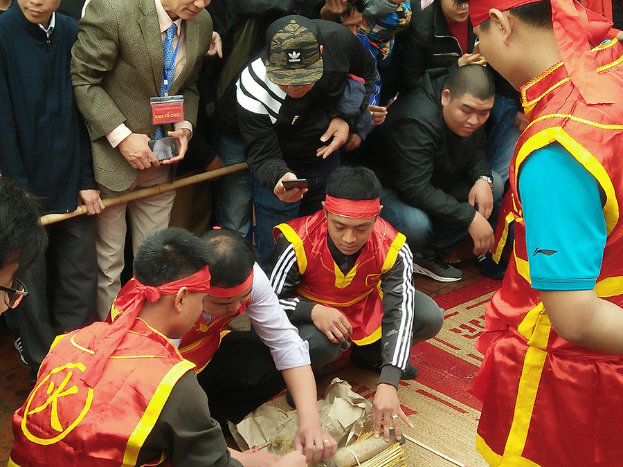 Sau khi tướng quân Phan Tây Nhạc mất, dân làng Thị Cấm tôn ông làm Thành hoàng làng. Hàng năm vào ngày mùng 8 Tết, dân làng lại cùng nhau mở hội thi thổi cơm để nhắc nhở con cháu tưởng nhớ đến công ơn xưa. Sau khi tướng quân Phan Tây Nhạc mất, dân làng Thị Cấm tôn ông làm Thành hoàng làng. Hàng năm vào ngày mùng 8 Tết, dân làng lại cùng nhau mở hội thi thổi cơm để nhắc nhở con cháu tưởng nhớ đến công ơn xưa.