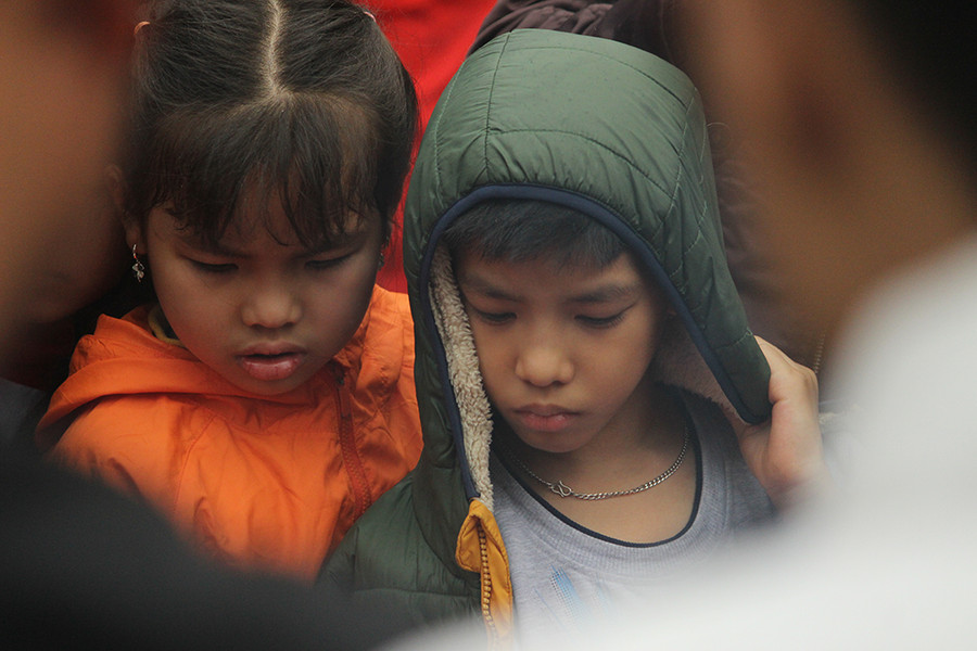 Nhiều em nhỏ cũng được phụ huynh đưa đến ngày hội thổi cơm thi của làng Thị Cấm.