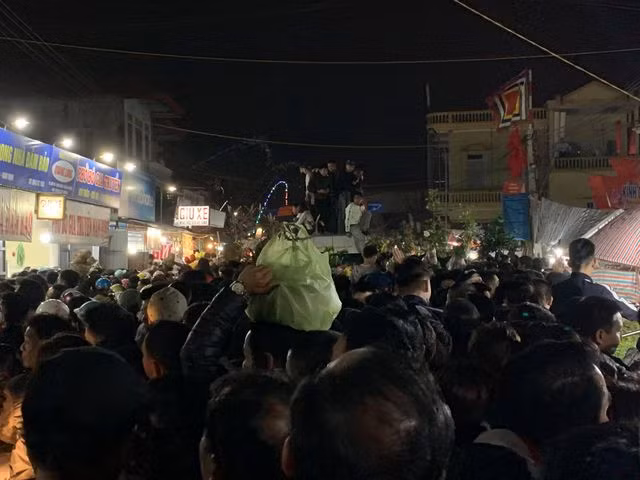 Tất cả tạo nên một mớ hỗn độn ở chợ Viềng