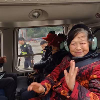 Tỷ phú mang máy bay về làng chở các bô lão du Xuân ảnh 3 Doanh nhân Trịnh Đại Khánh cho biết, nhiều người già ở quê ông không có cơ hội đi máy bay hoặc nhìn thấy máy bay. Ông muốn cho mọi người được cảm giác ngồi trên không trung. Ban đầu ông dự định cho mọi người bay ra biển, tuy nhiên lo ngại sức khoẻ các cụ nên sau cùng chỉ bay trên bầu trời quê hương.