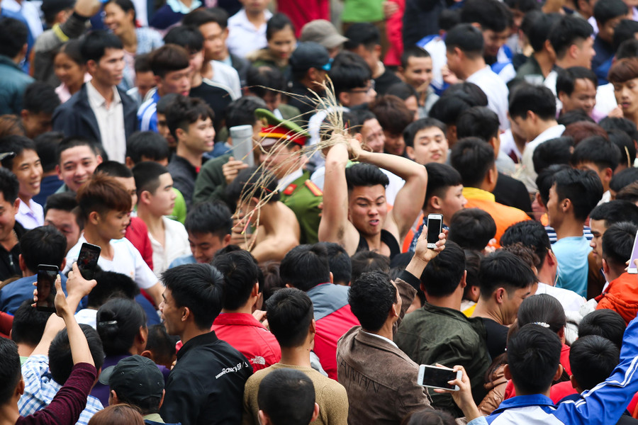 Tương truyền ai cướp được chiếu, nhất là chiếc chiếu có bó mạ xanh trên đầu thì chắc chắn năm đó vợ chồng sẽ sinh con trai.
