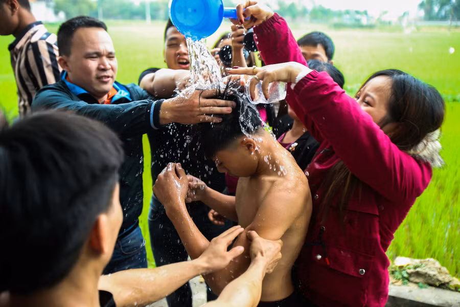 Sau khi làm lễ tại đền Mẫu, những thanh niên đóng vai Bụt sẽ được đưa ra tắm tại giếng cổ của làng...